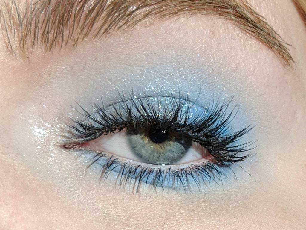 Tips on How to Apply Blue Eyeshadow and What You Should Consider!