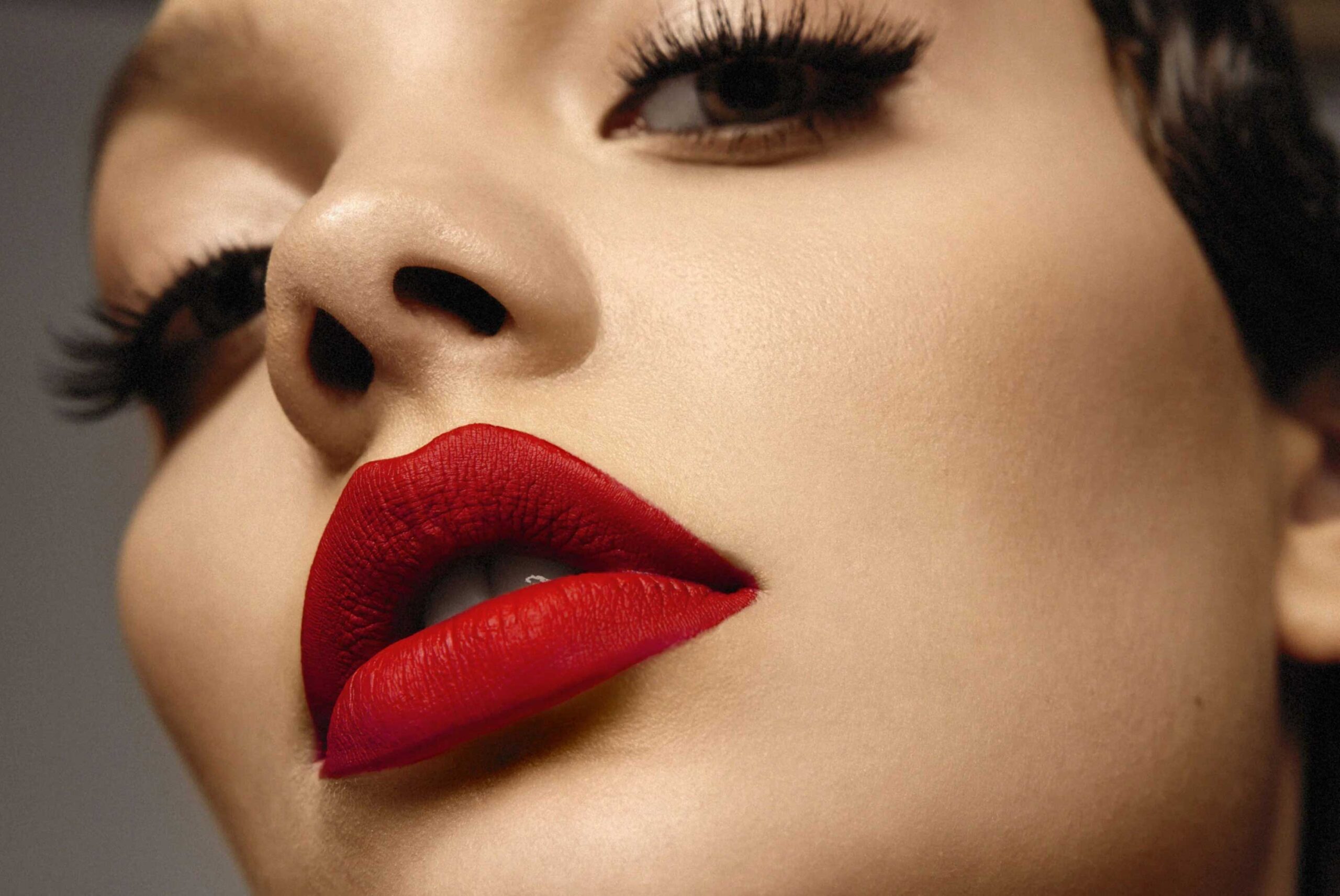 Inspiration For a Good-Old Natural Red Lip Makeup